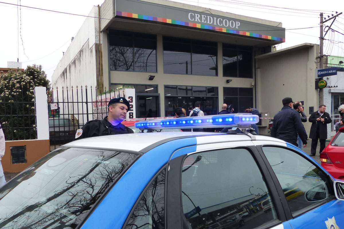 Banda de delincuentes asaltó un banco en zona sur