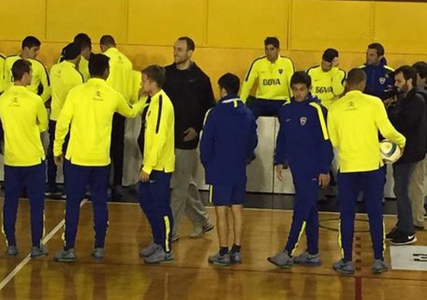 Ginóbili visitó al plantel de Boca en la práctica