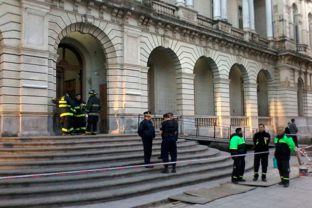 Falsa alarma en Derecho por una amenaza de bomba