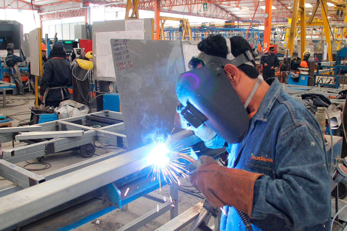 La producción industrial cayó 8,2% en junio, según Fiel
