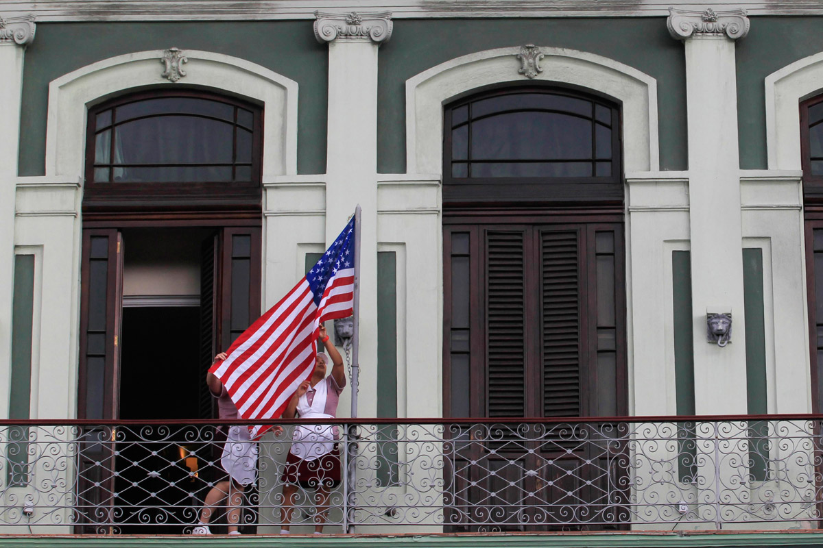 Un día histórico: la bandera estadounidense en Cuba
