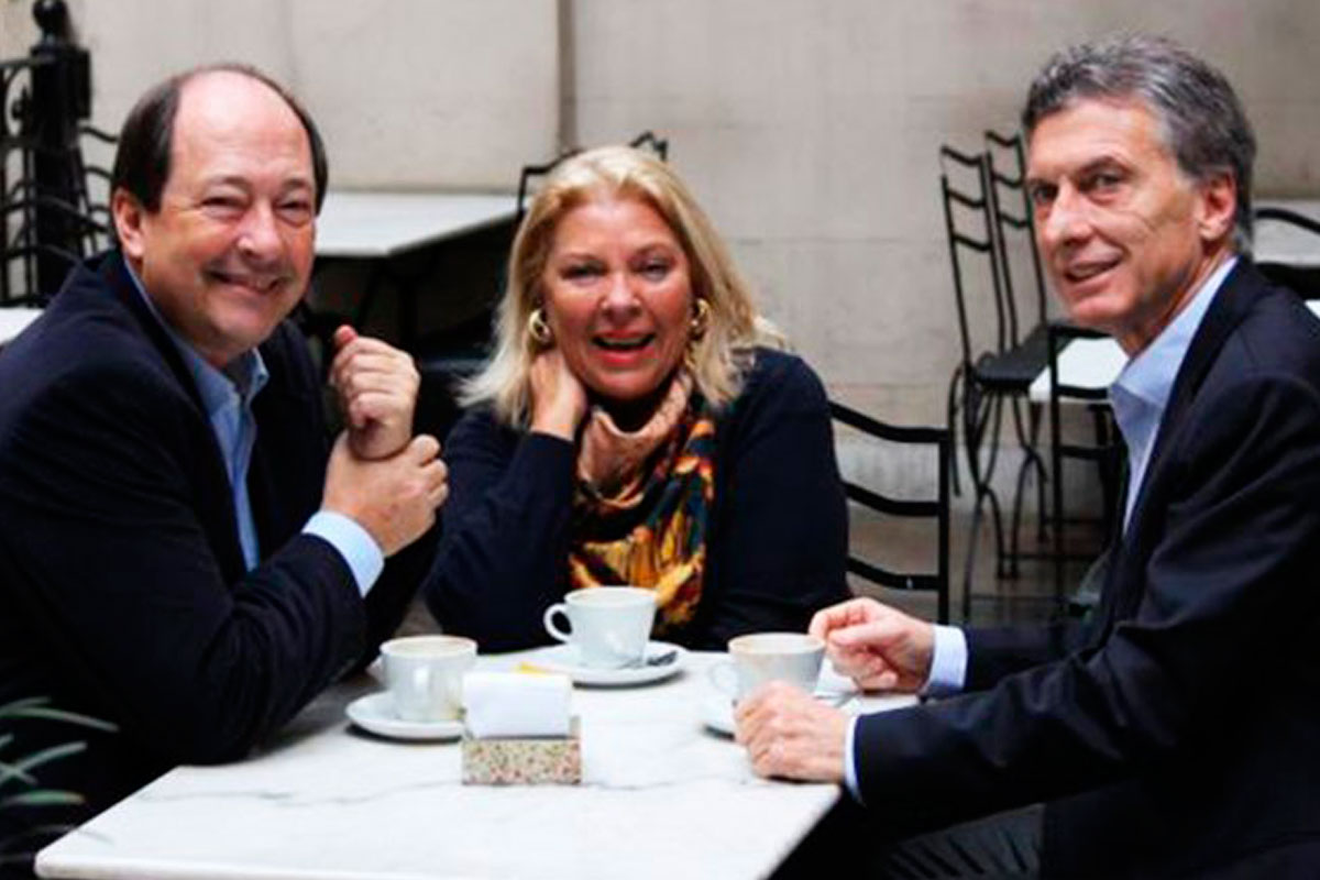 Juntos en un café, a una semana de las Paso