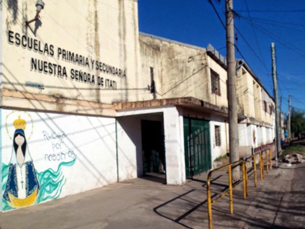 Masiva marcha por seguridad frente a una escuela