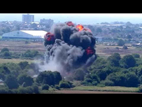 Un avión de combate cae sobre una ruta en una exhibición