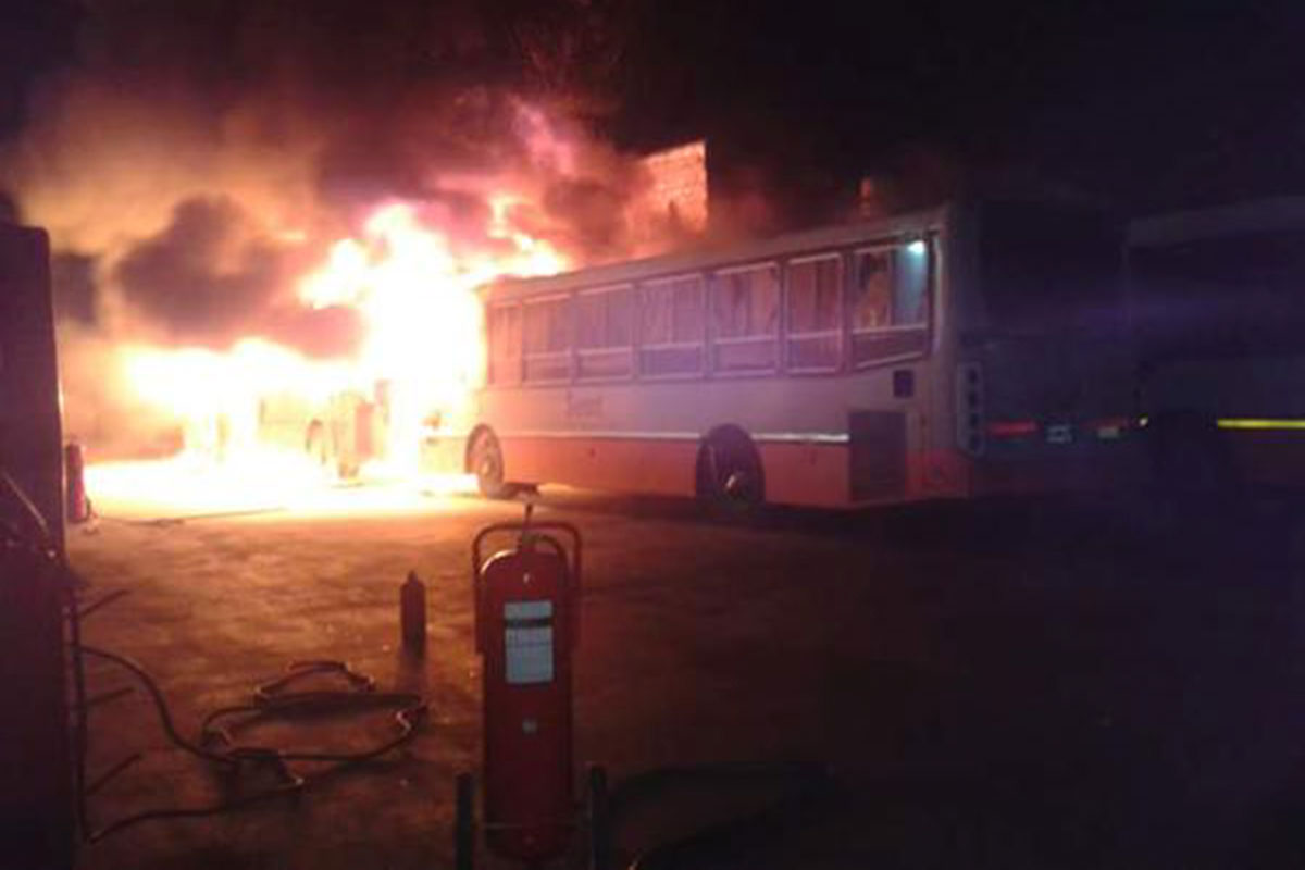 Incendio en el galpón de la SEMTUR, en la zona oeste