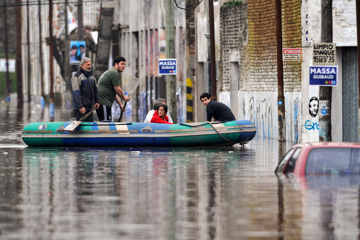 Burst banks. Буэнос Айрес наводнение 1992. Фото дождей в Аргентине.