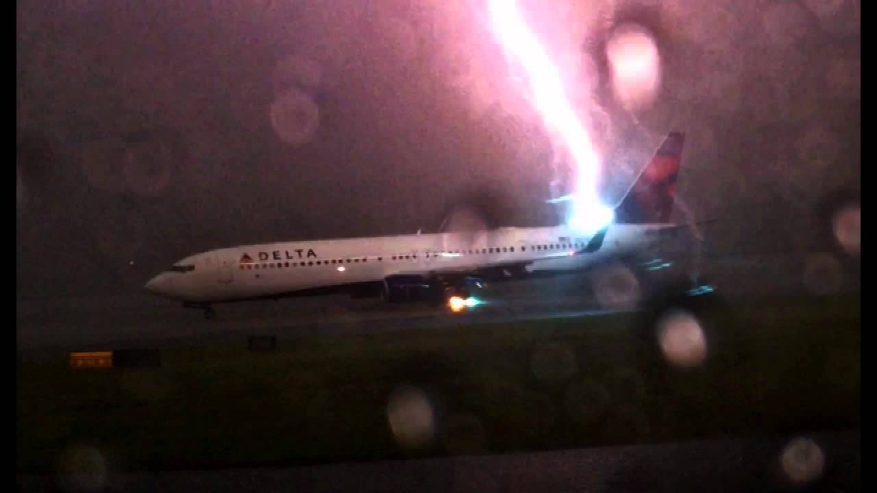 ¡Que susto!: un rayo cae sobre un avión