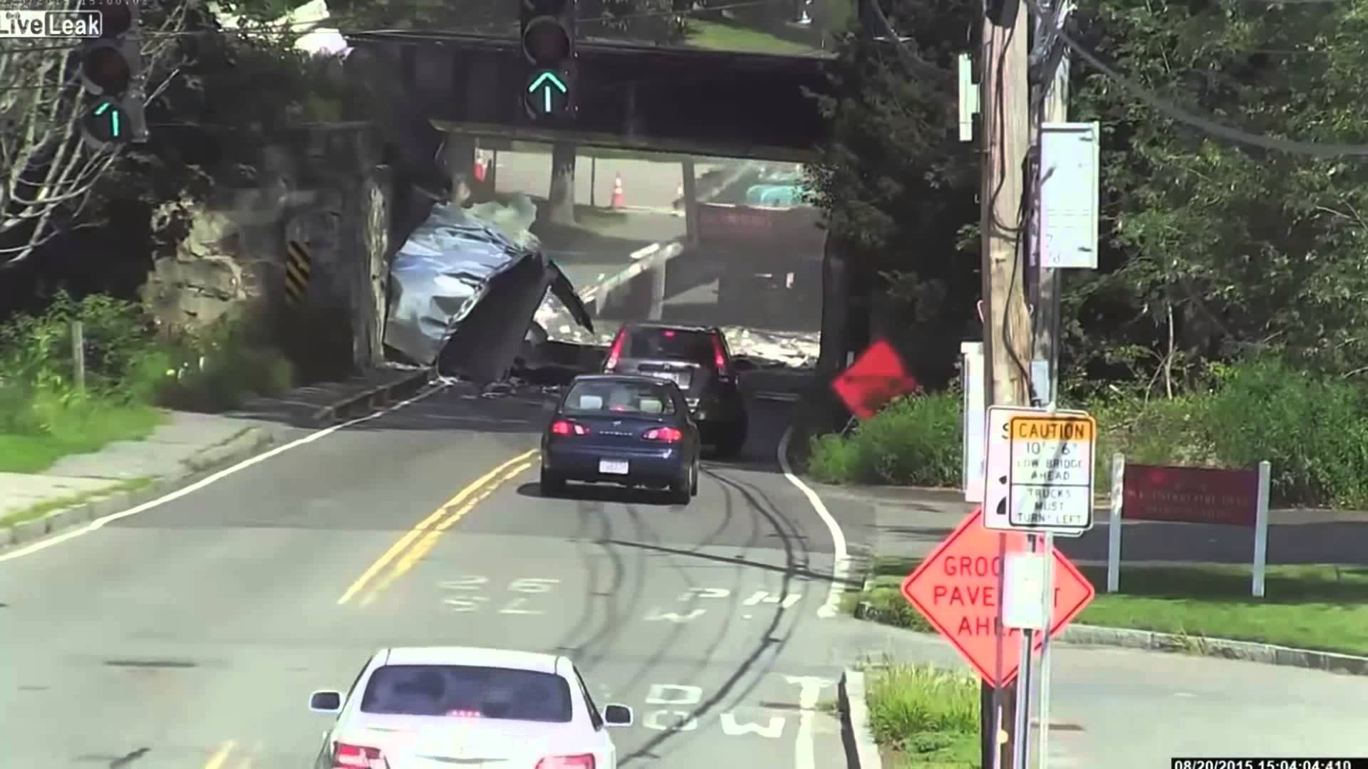 ¡Cuidado el puente!: camión revienta el acoplado