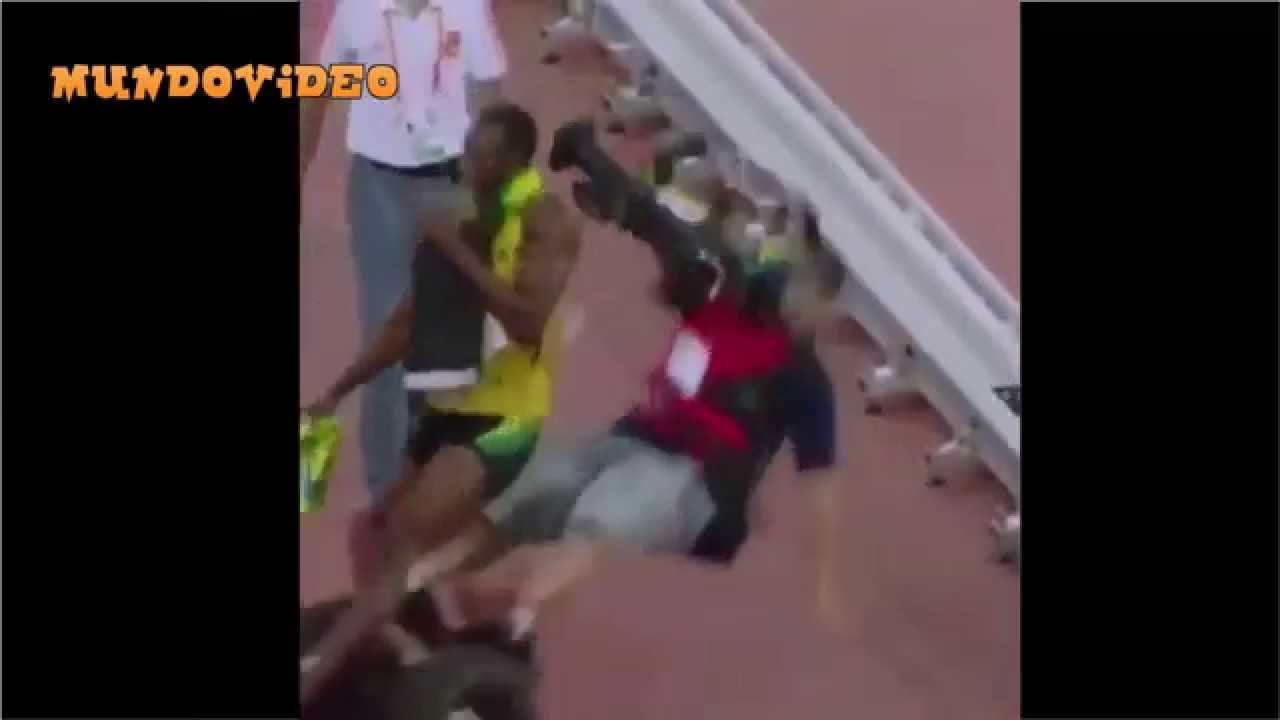El imparable Bolt detenido por un camarógrafo