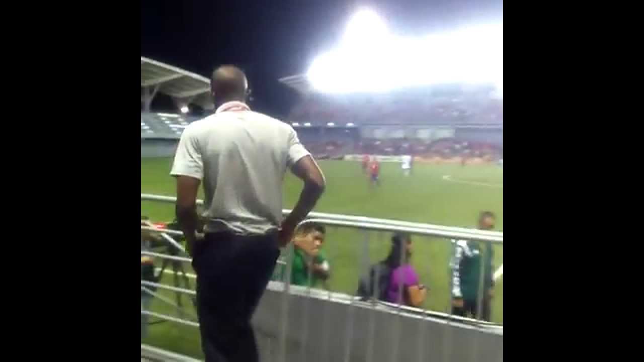 Wanchope a las piñas en un estadio