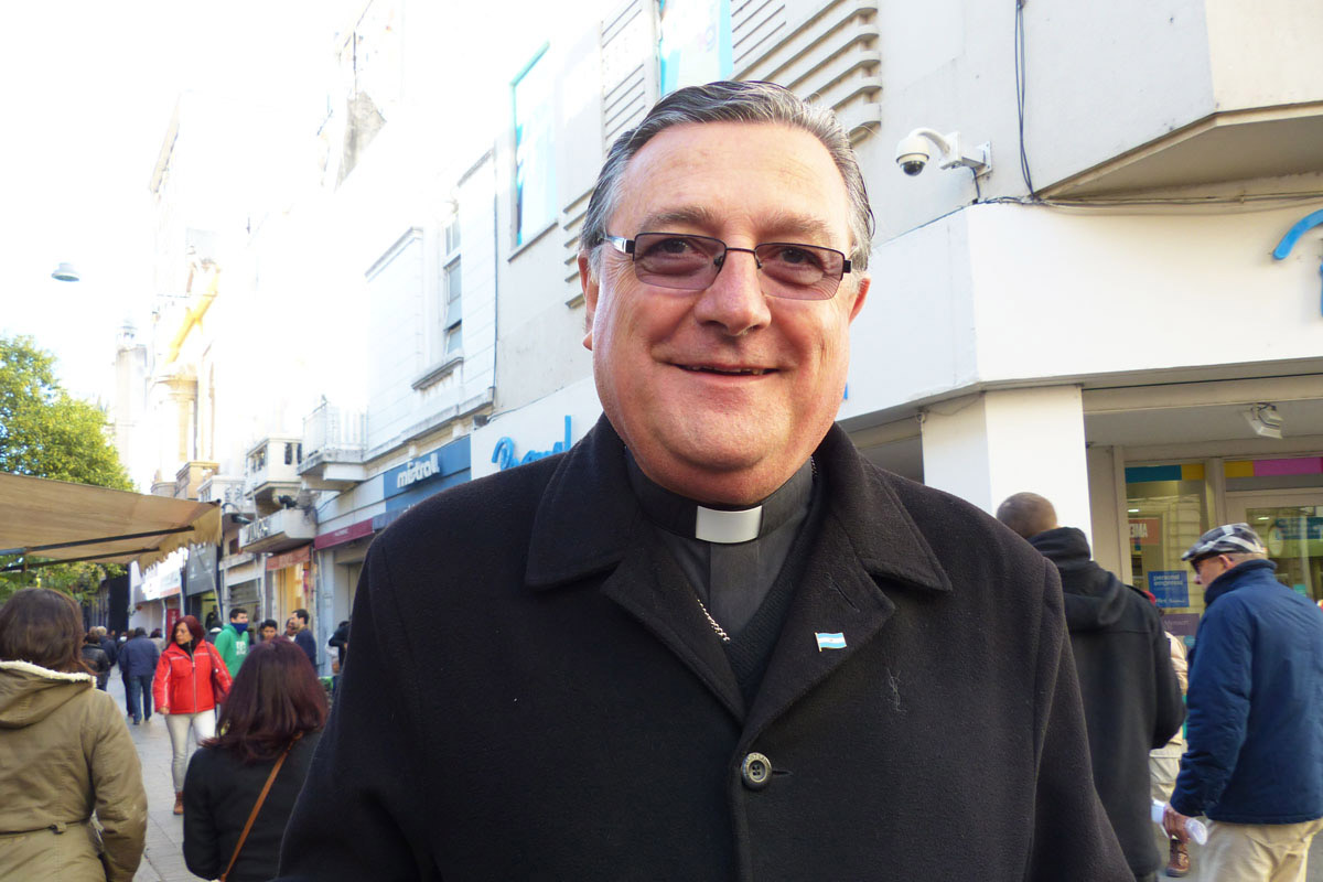 El arzobispo está internado por una afección cardíaca