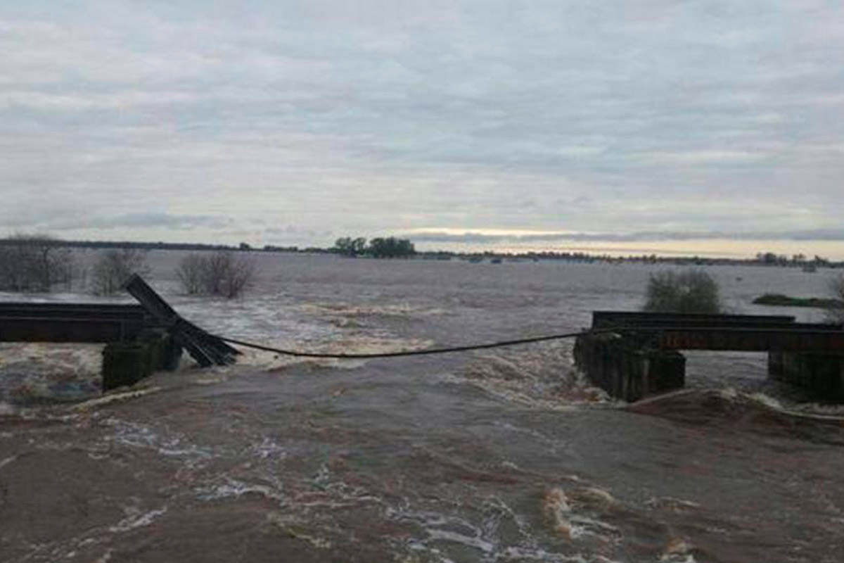 Se derrumbó un puente por la crecida del Saladillo