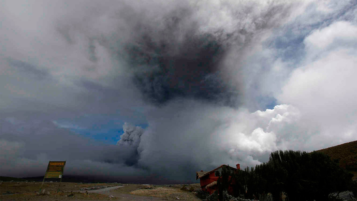 Ecuador evacúa a 400 personas por un volcán en actividad