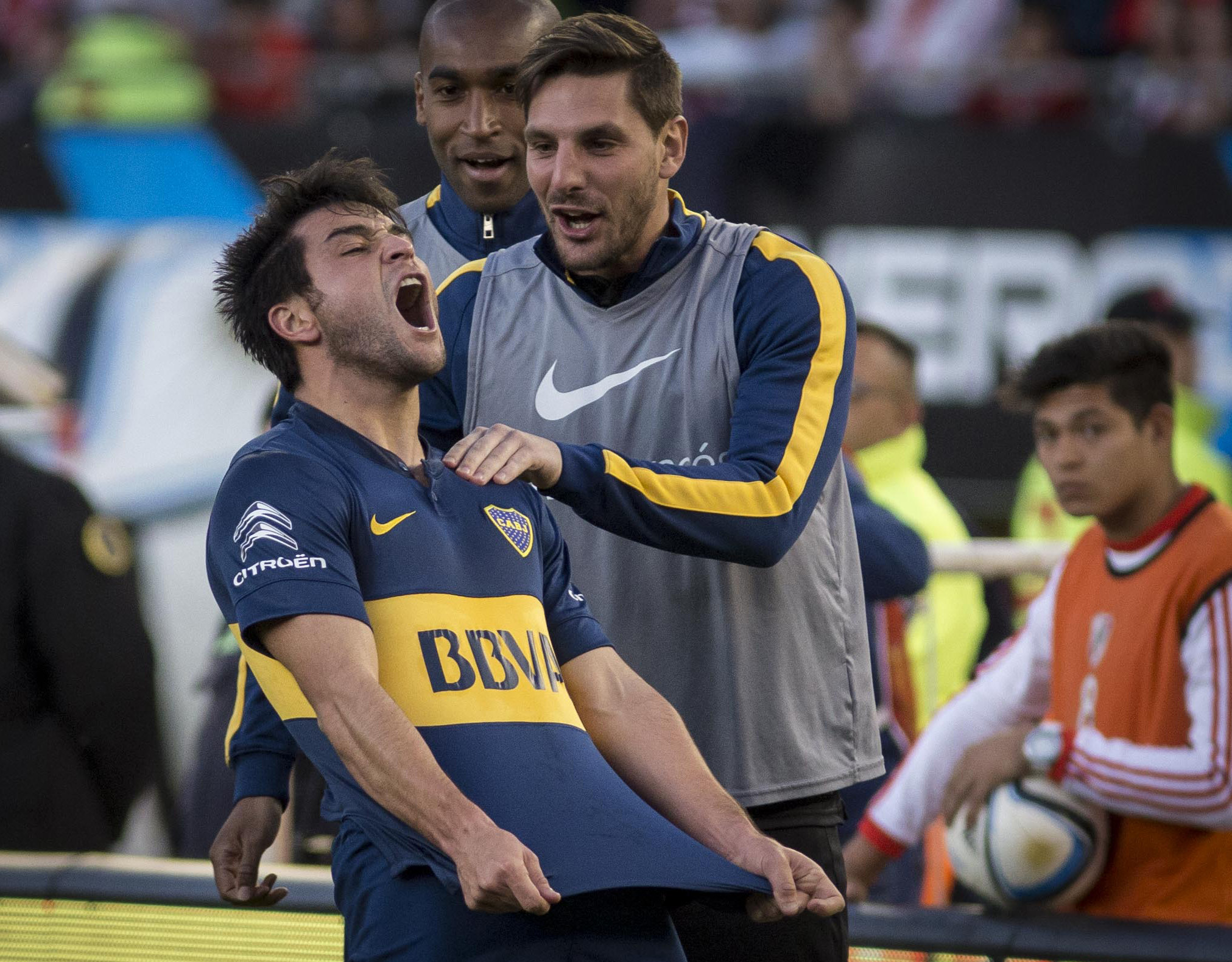 Boca ganó el clásico ante River y es líder del torneo