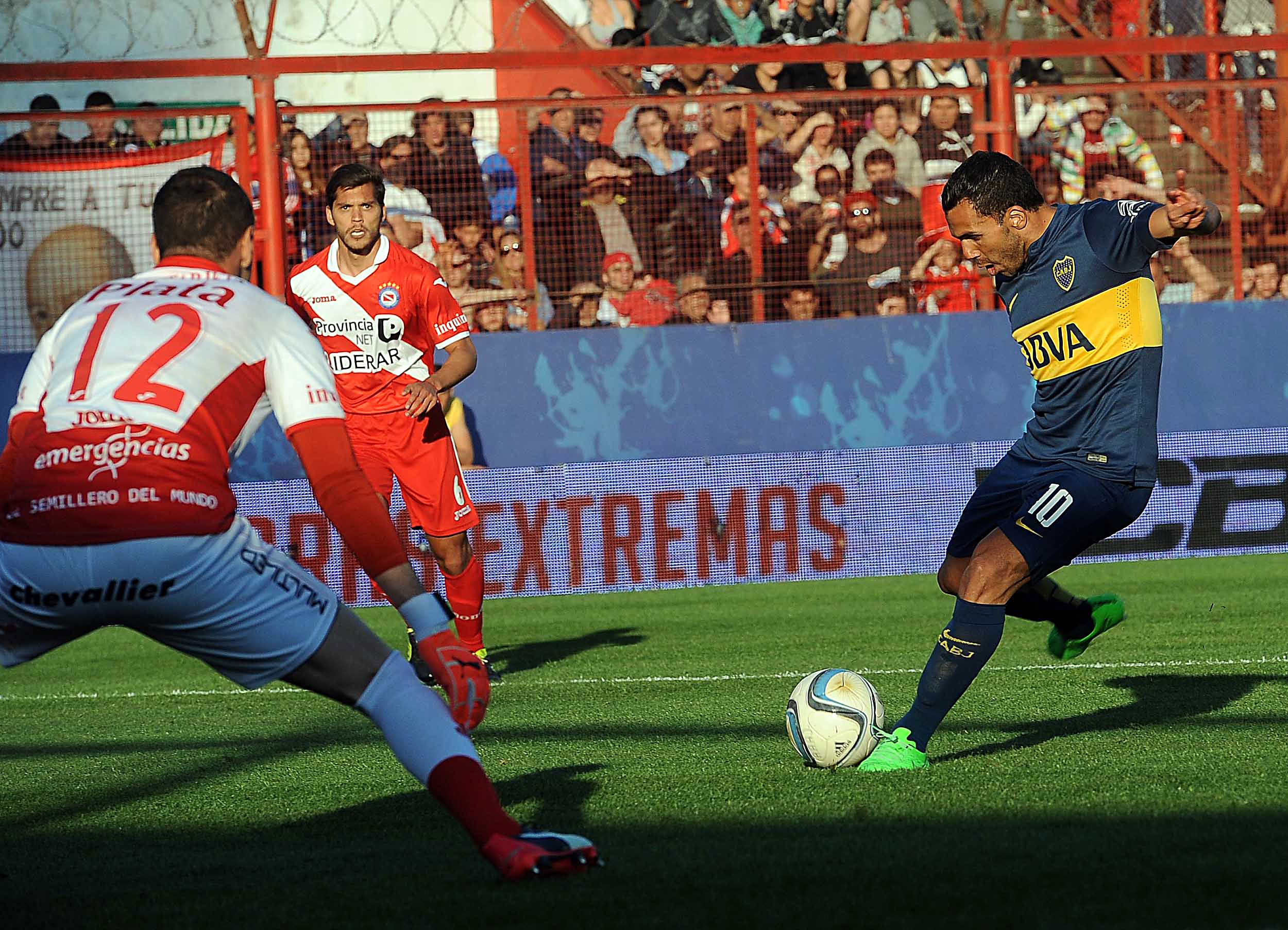 Boca derrotó a Argentinos y mantiene el liderazgo