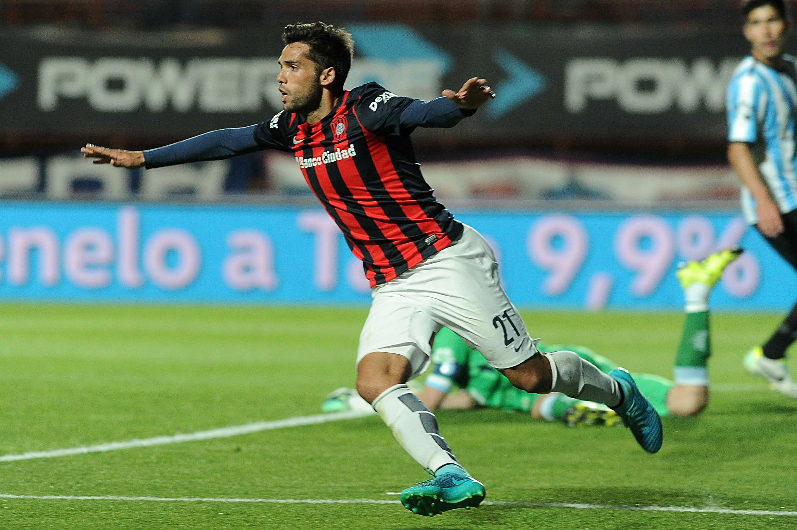 San Lorenzo ganó y sigue en la lucha por el título