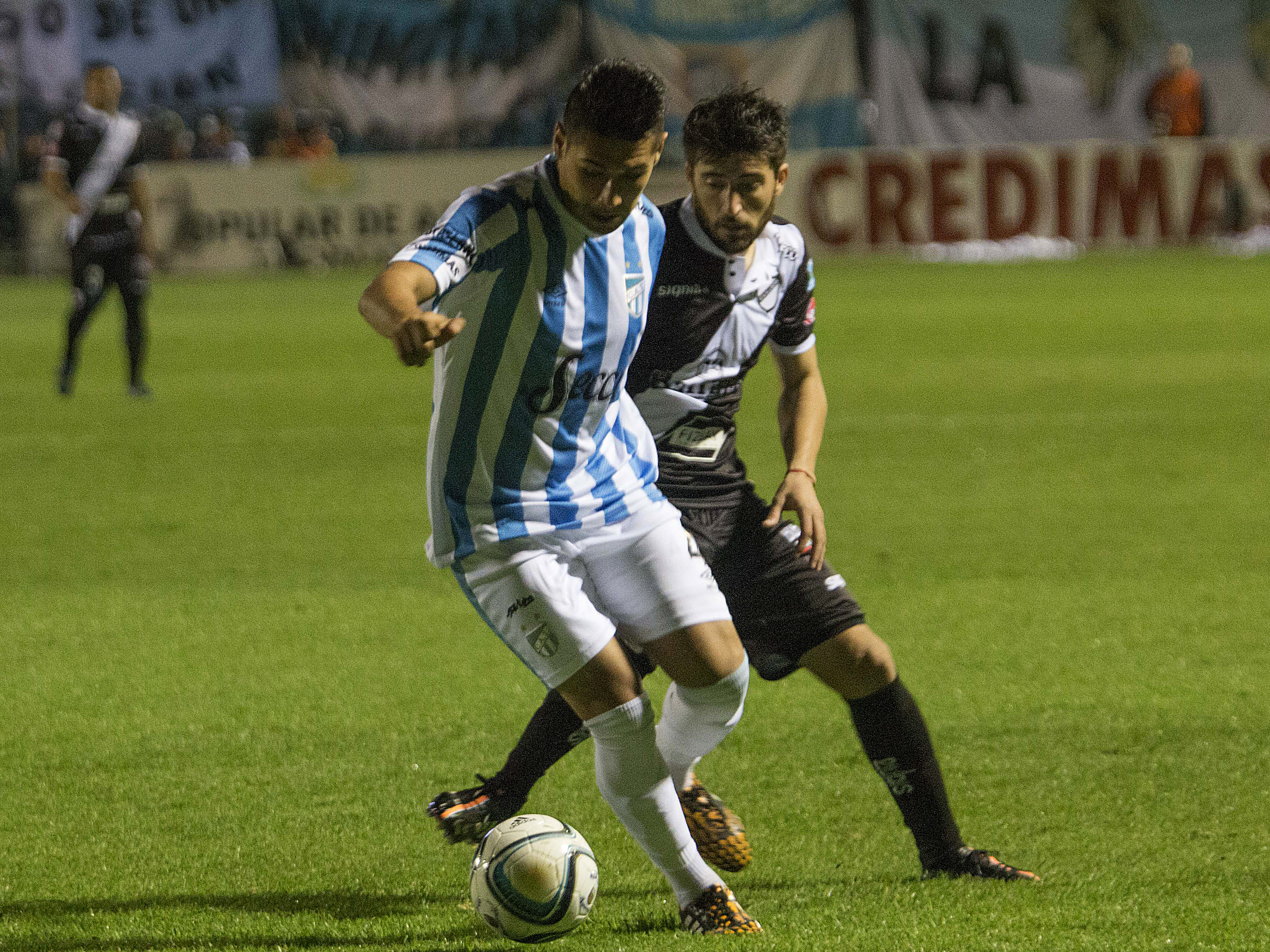 Atlético Tucumán ganó y es líder del Nacional B