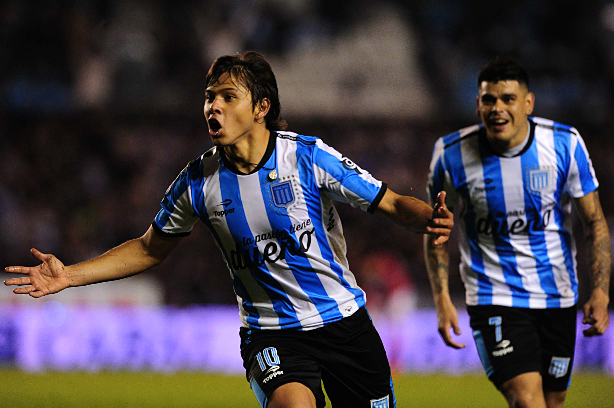 Racing ganó sobre la hora y sigue en carrera