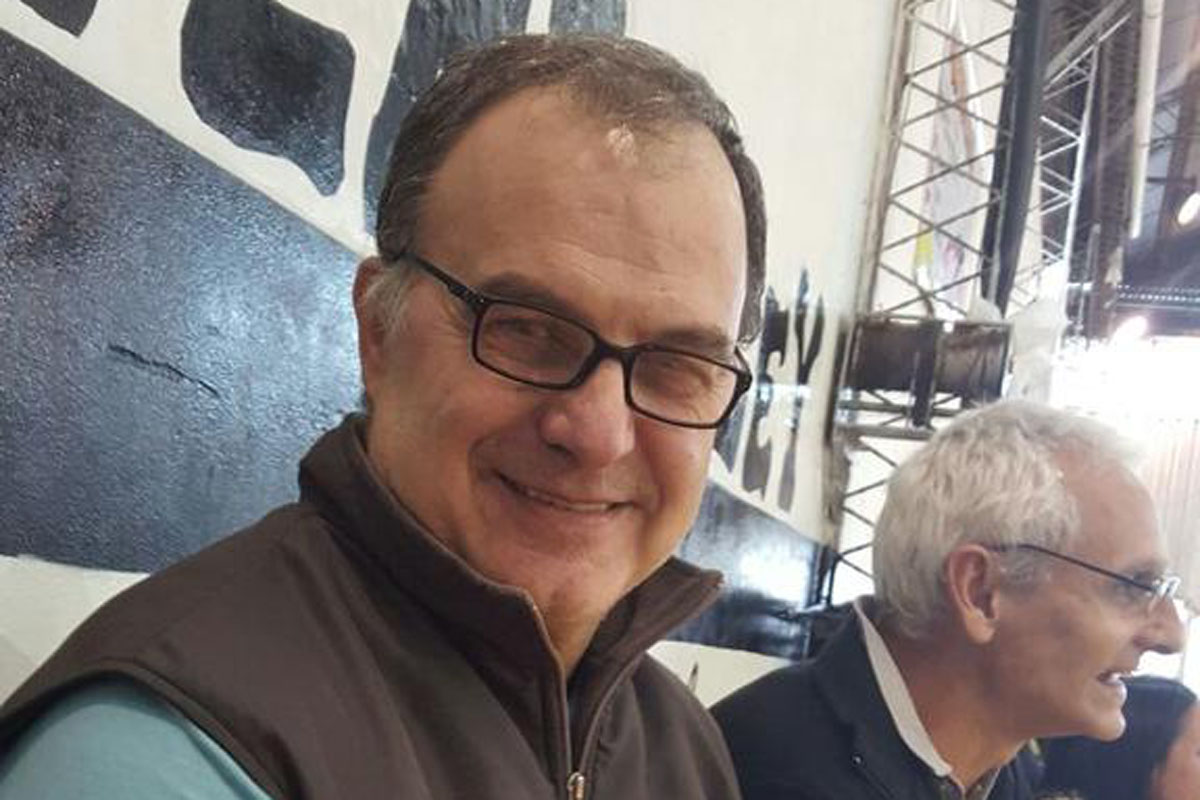 Bielsa dio la sorpresa viendo básquet en un club rosarino