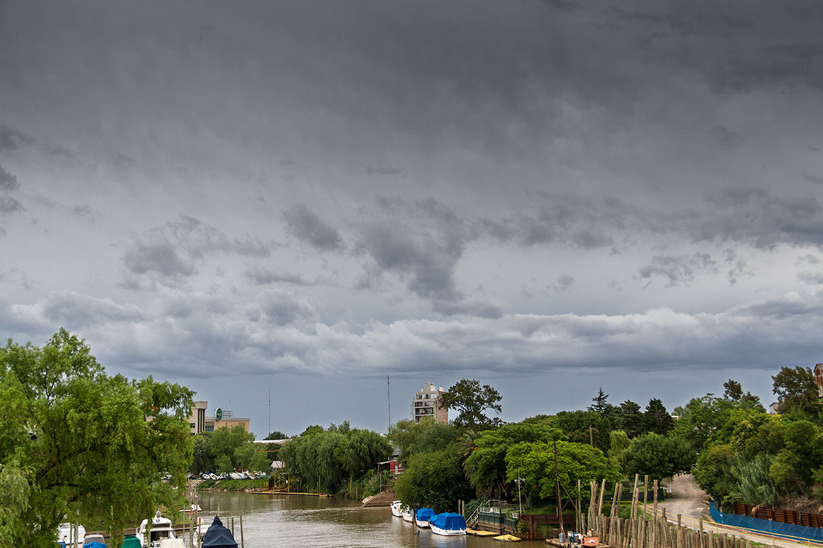 La estación de las flores con nubosidad y clima inestable