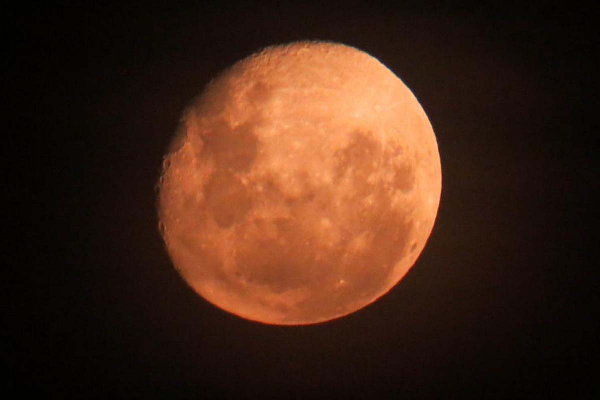 Una multitud fue al planetario para ver la «luna roja»