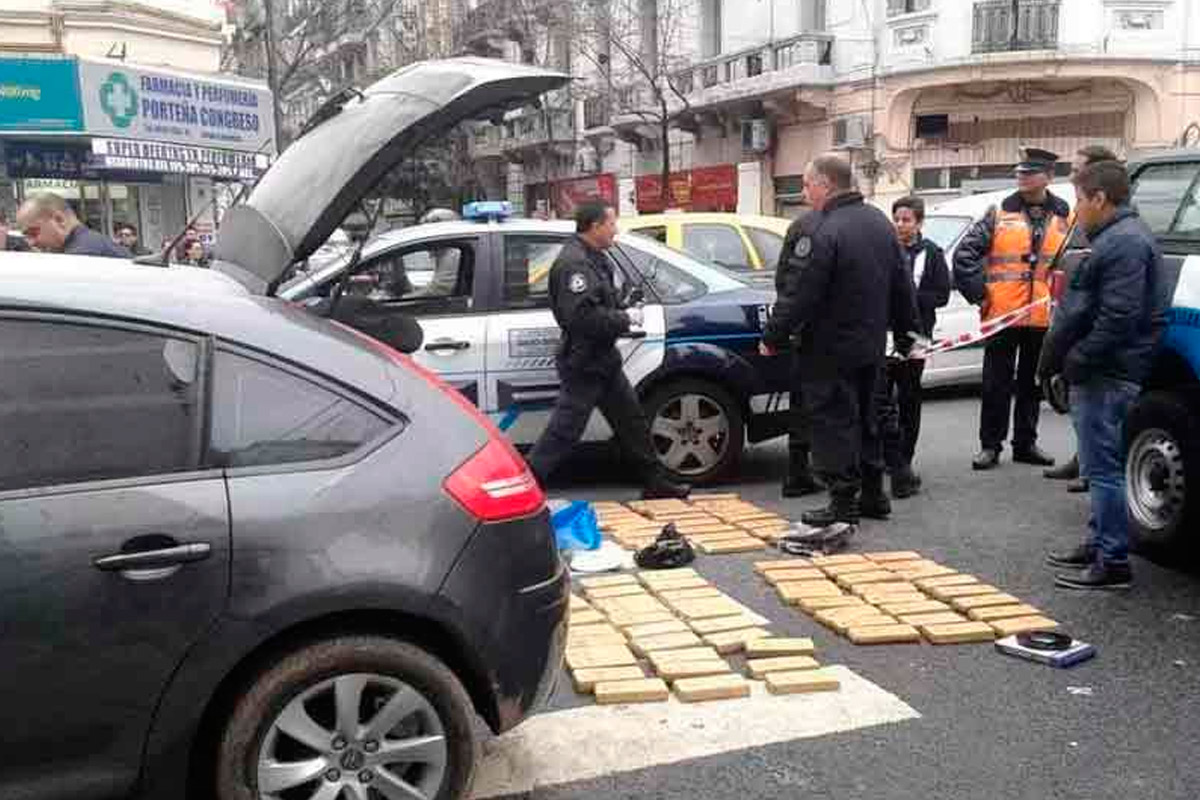 Se le prendió fuego el auto y huyó, pero quedó la marihuana