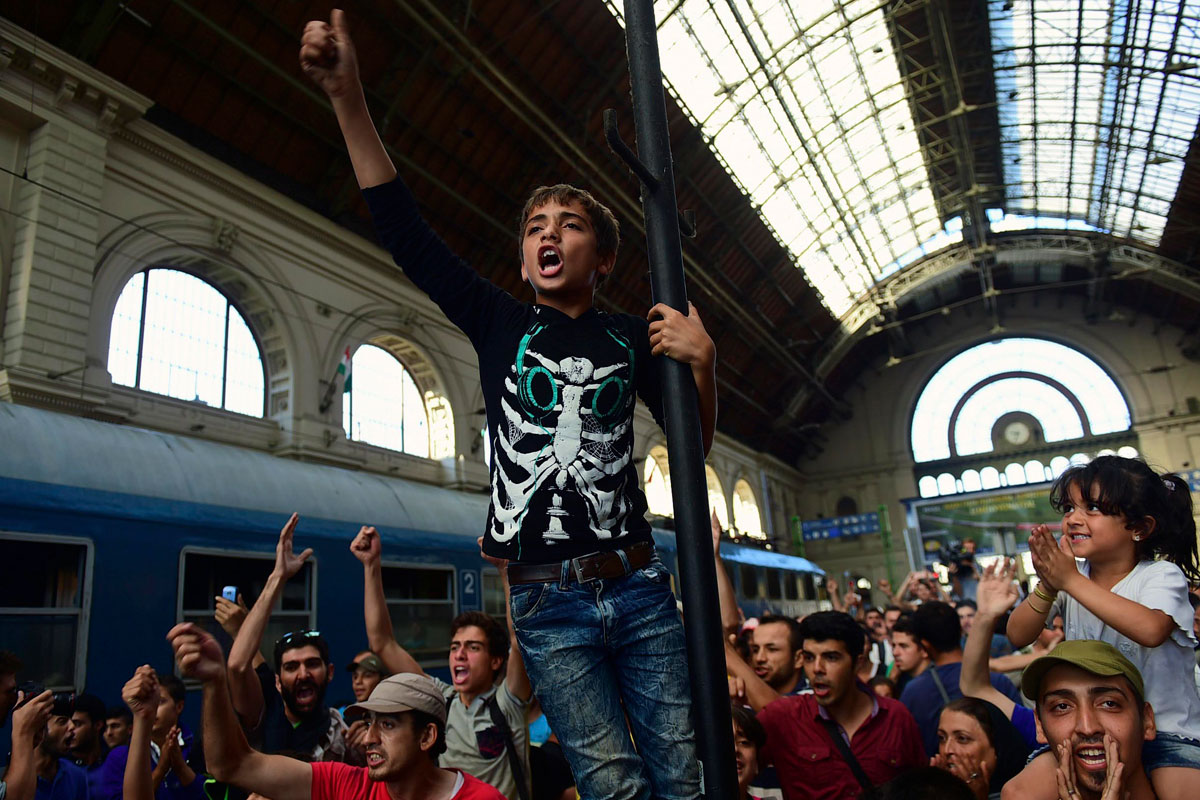 Miles de migrantes presionan sobre autoridades europeas