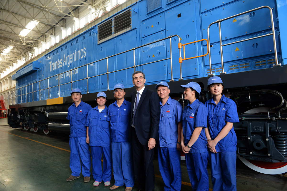 Randazzo presentó la primera de 100 locomotoras de carga