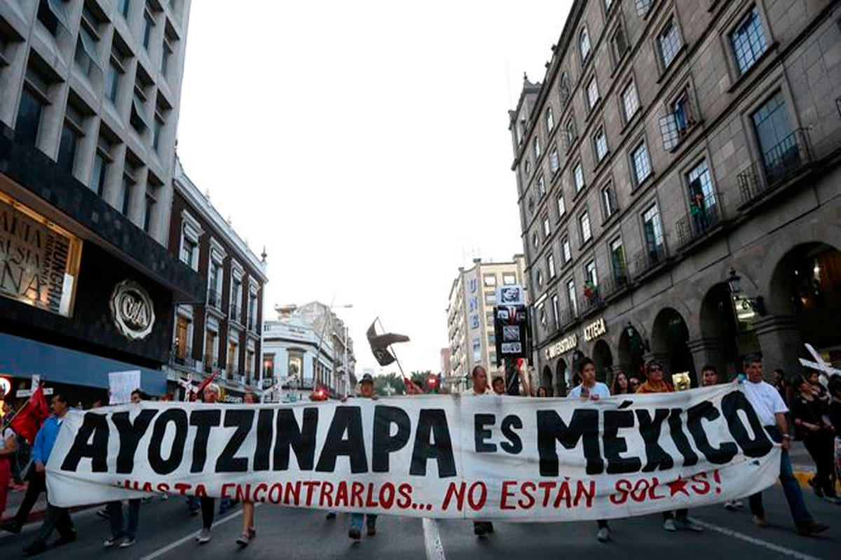 Mexicanos marchan hoy por los estudiantes de Ayotzinapa