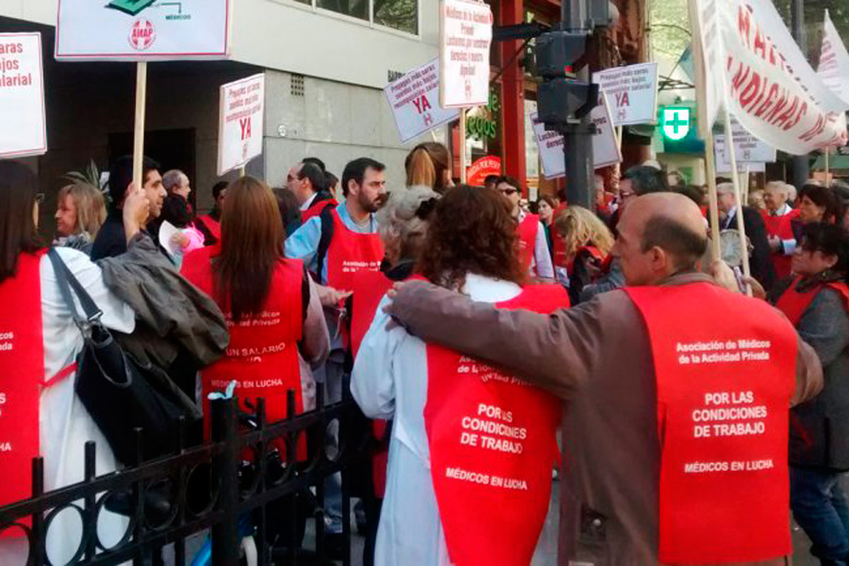 Médicos privados recomponen en un 32% a sus salarios