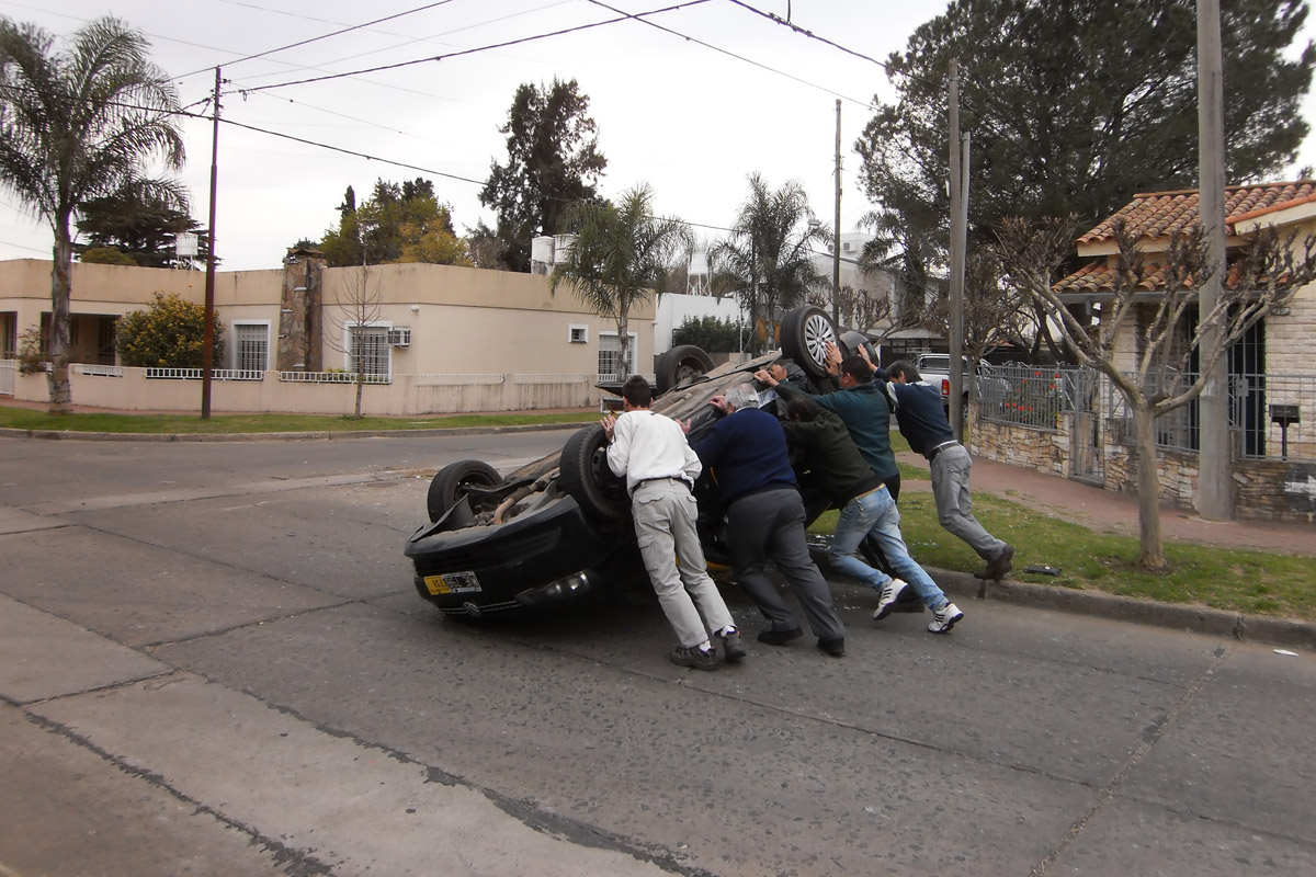 Violento choque con vuelco en una esquina de Fisherton