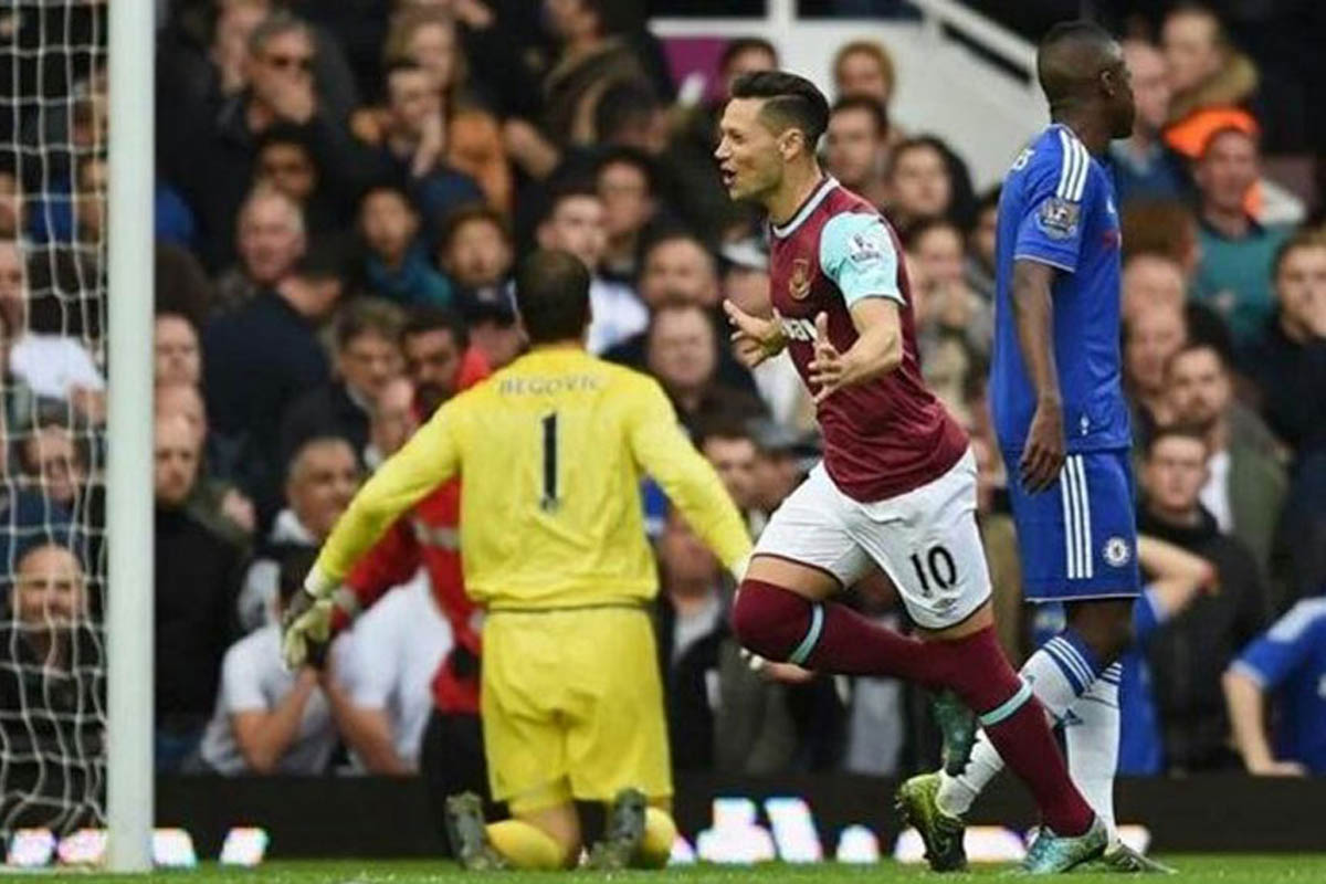 West Ham le ganó a Chelsea con un gol de Zárate