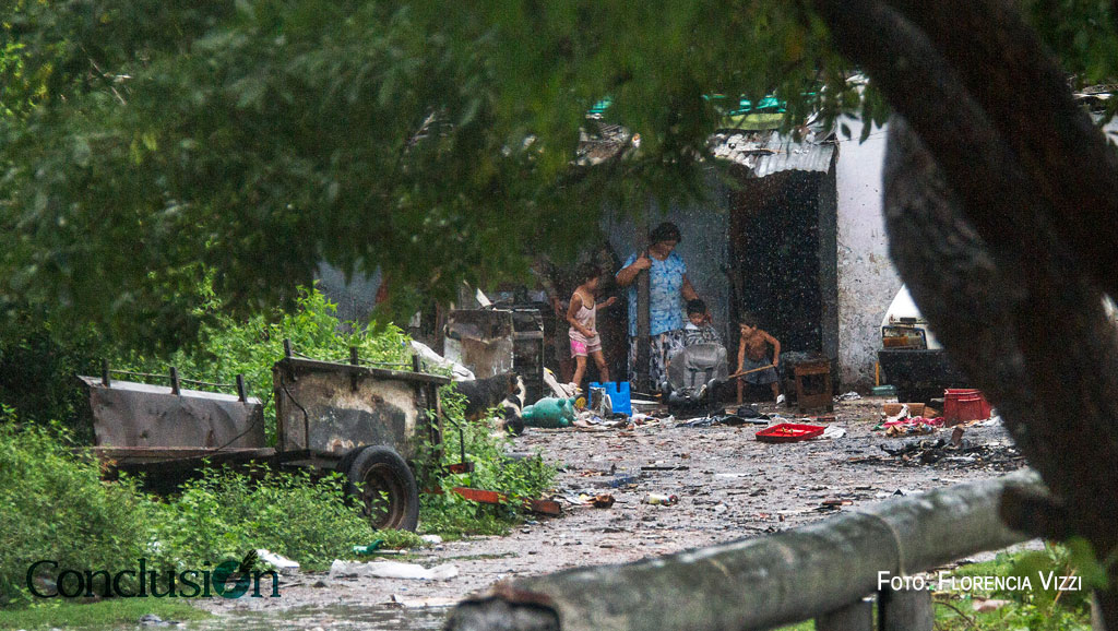 La basura, el barro, el abandono, la desidia, las soledades, el hambre, la lluvia… todos somos sobrevivientes, pero algunos, más que otros.