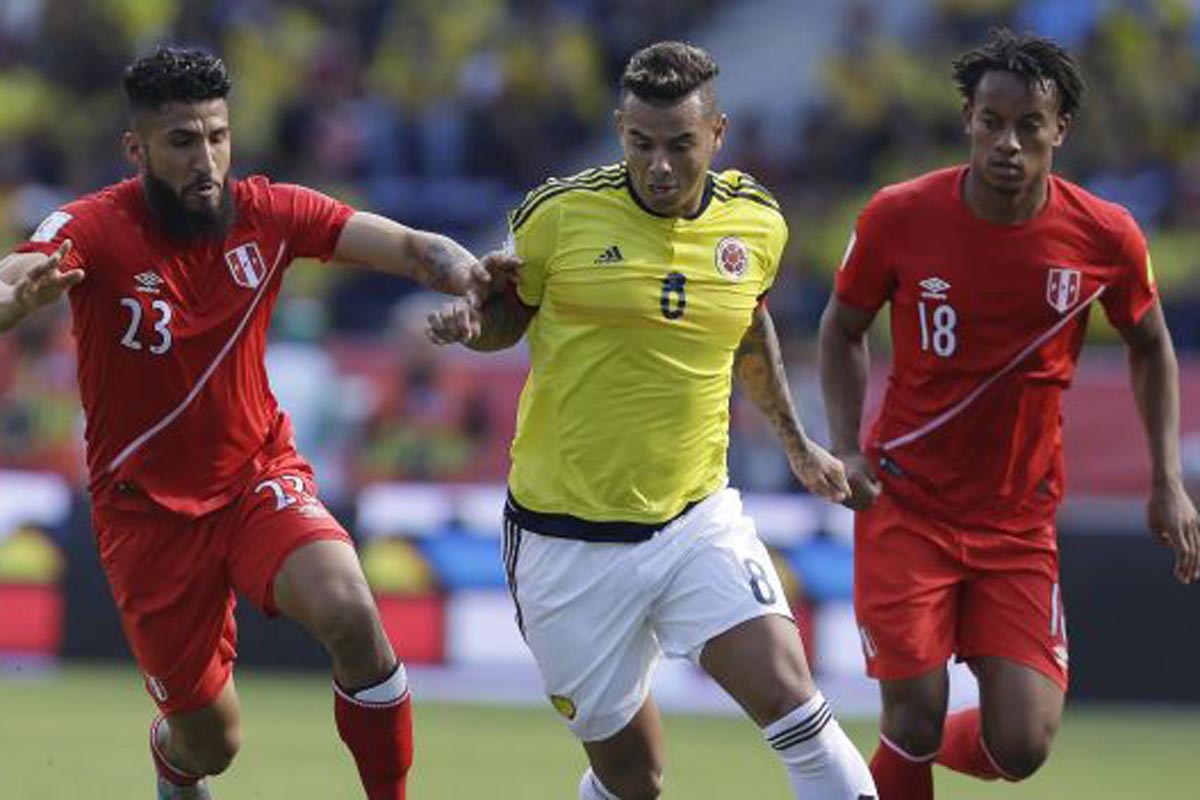 Colombia derrotó al complicado Perú en el debut