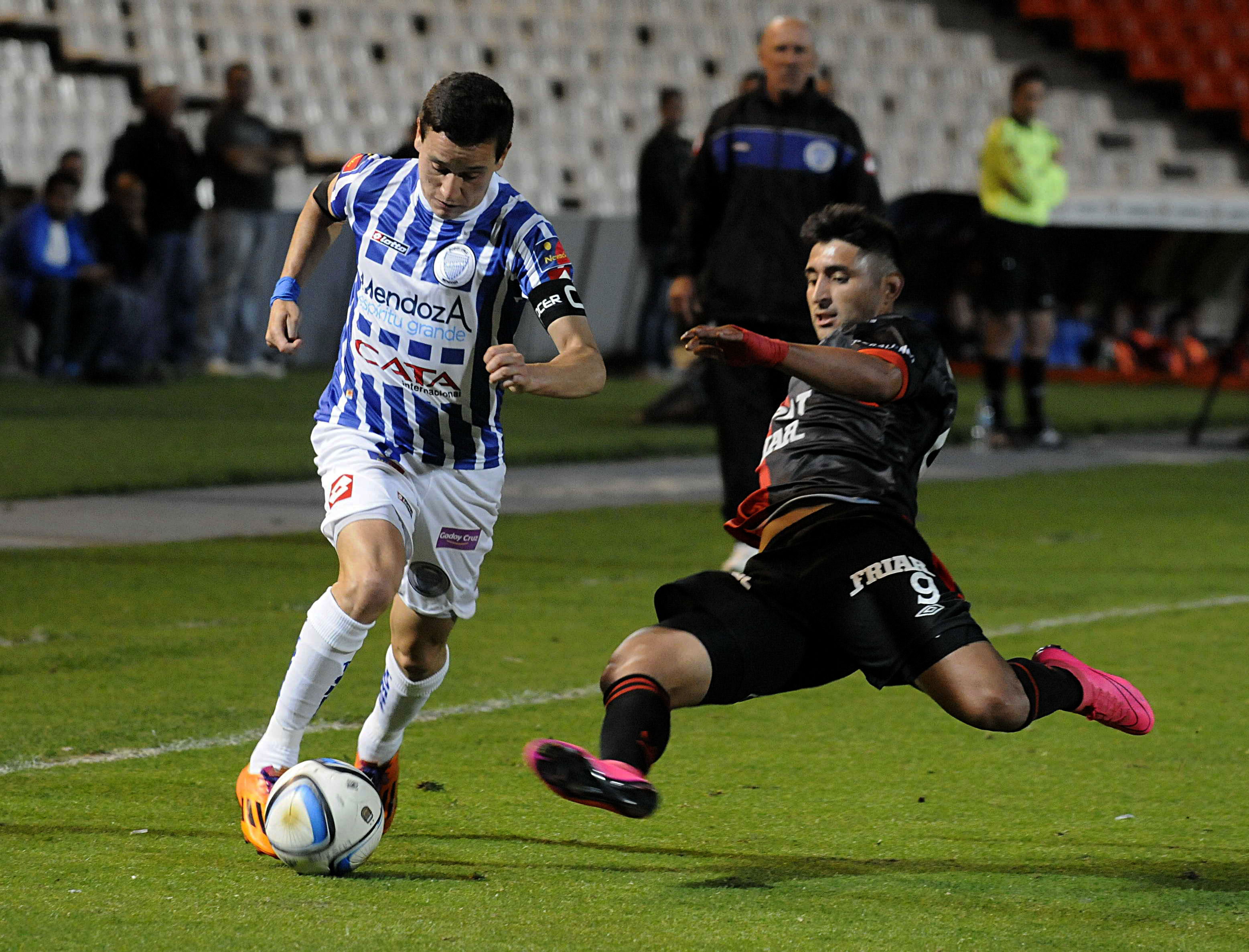 Colón venció al Tomba y seguirá en primera división