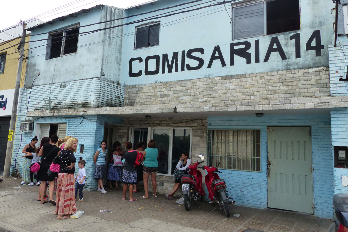 Una joven herida de una perdigonada en cuello y tórax
