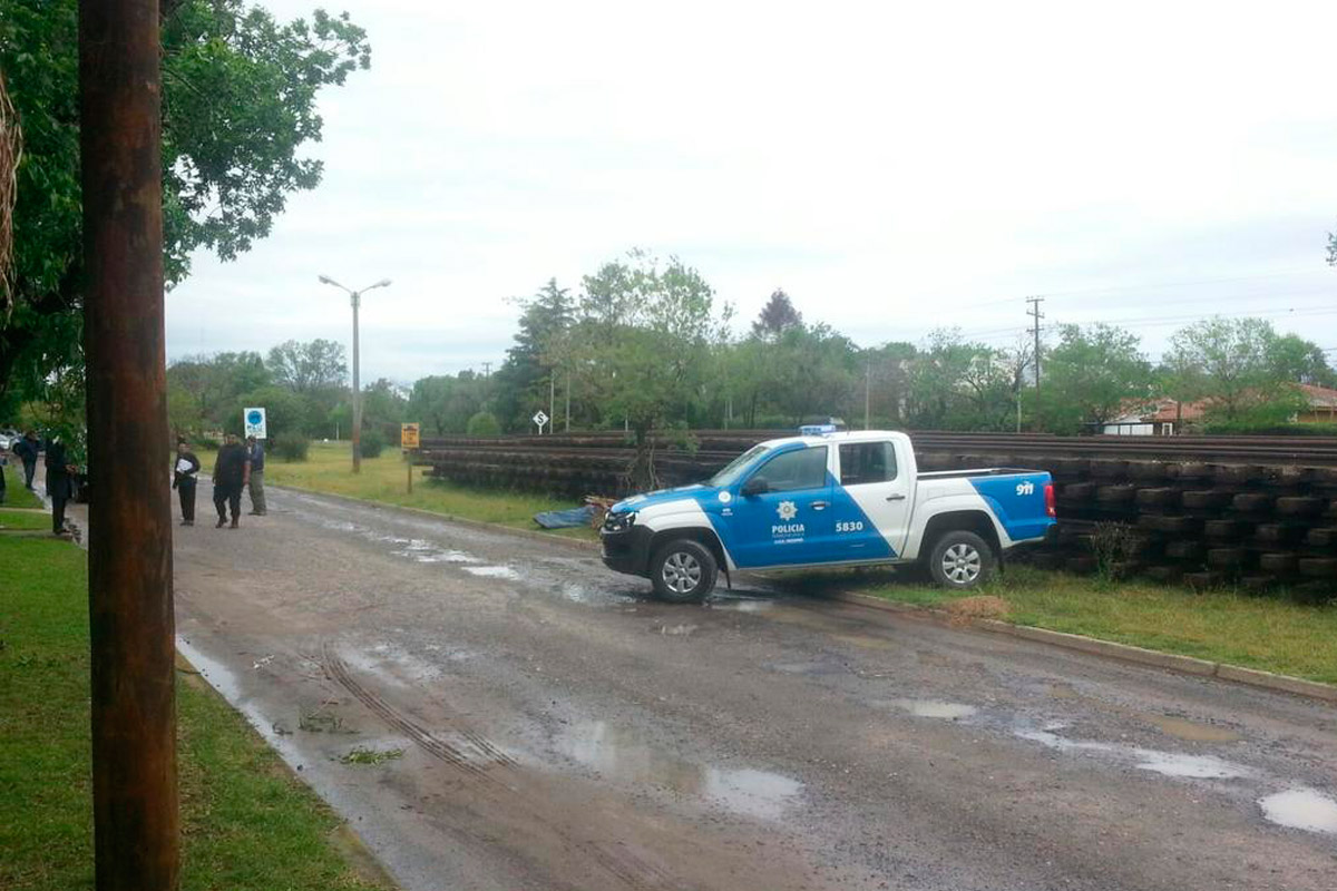 Encuentran en Funes un preso estrangulado en la vía pública