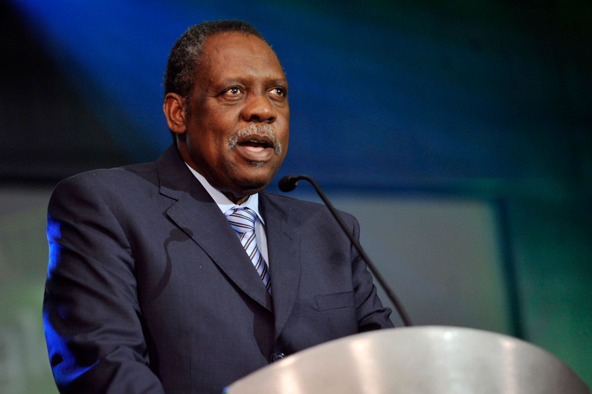 Issa Hayatou es el nuevo presidente interino de la Fifa