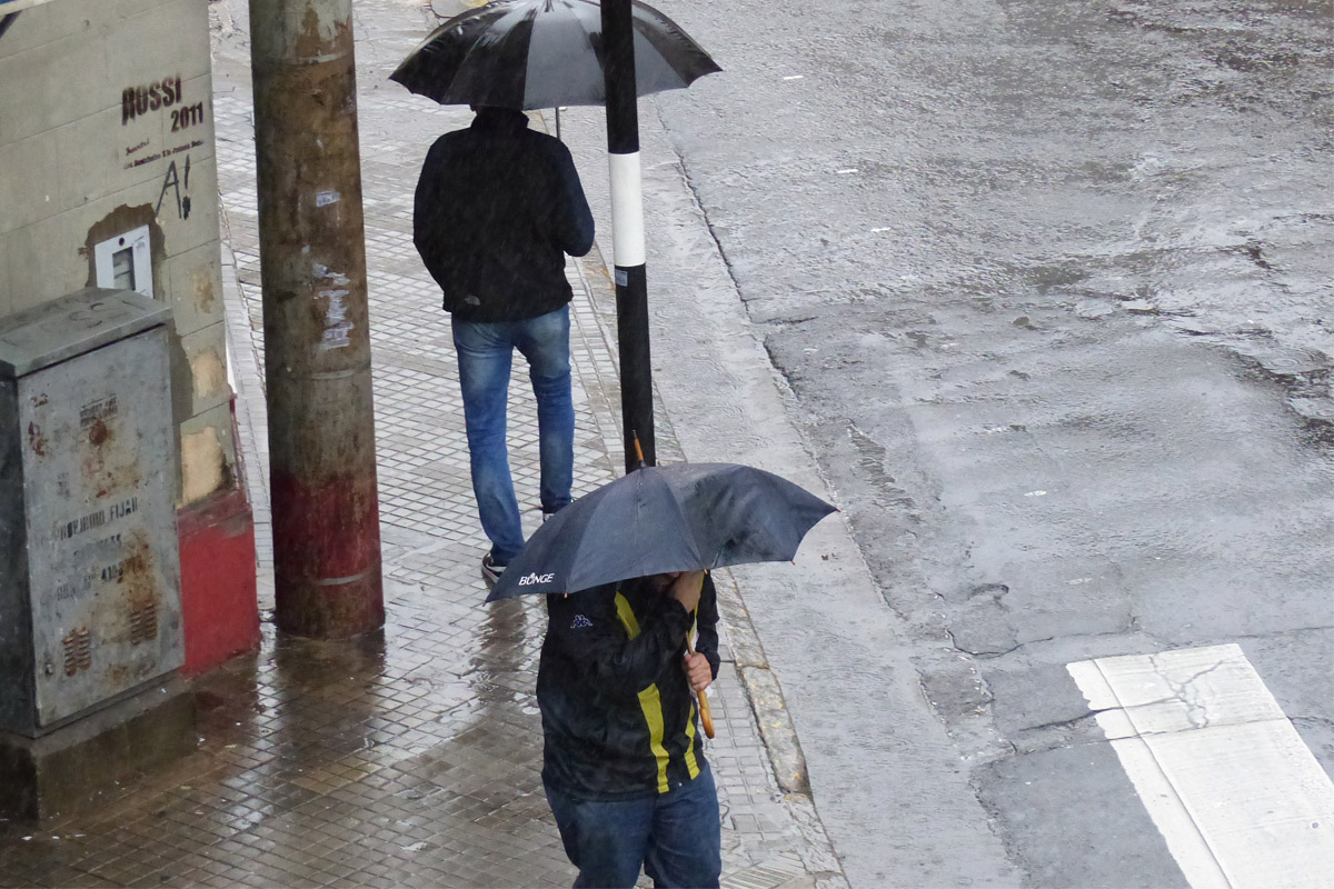 Sigue el alerta, bajó la temperatura y no para de llover
