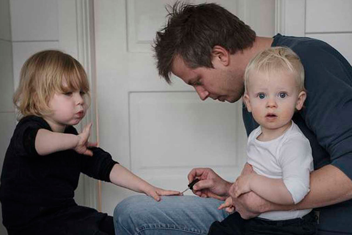 ¿Cómo se ven los hombres con 480 días de permiso paternal?