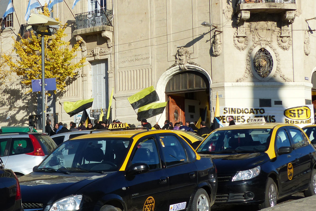Taxistas se reúnen con gremios para definir si realizan paro