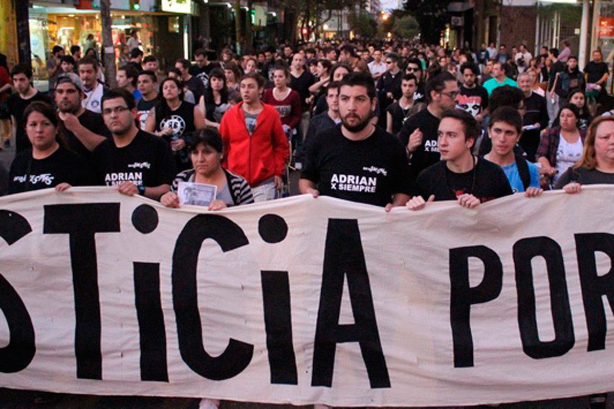 Músicos rosarinos marcharon por el bajista electrocutado