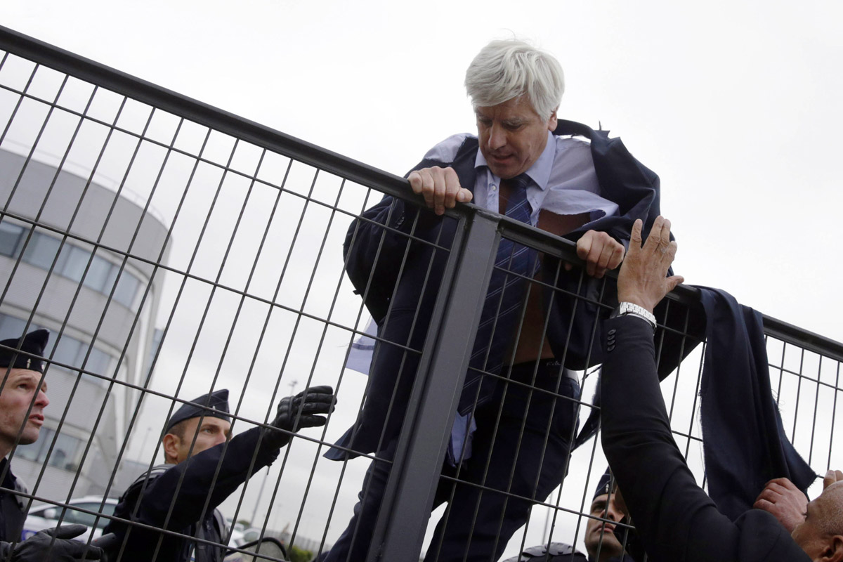 Agredieron a directivo de Air France tras anunciar despidos