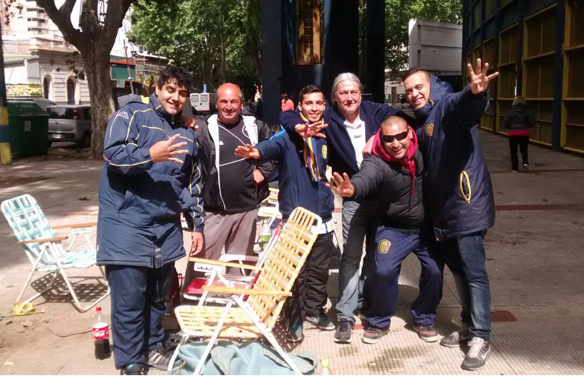 Hinchas canallas acampan a la espera de una entrada