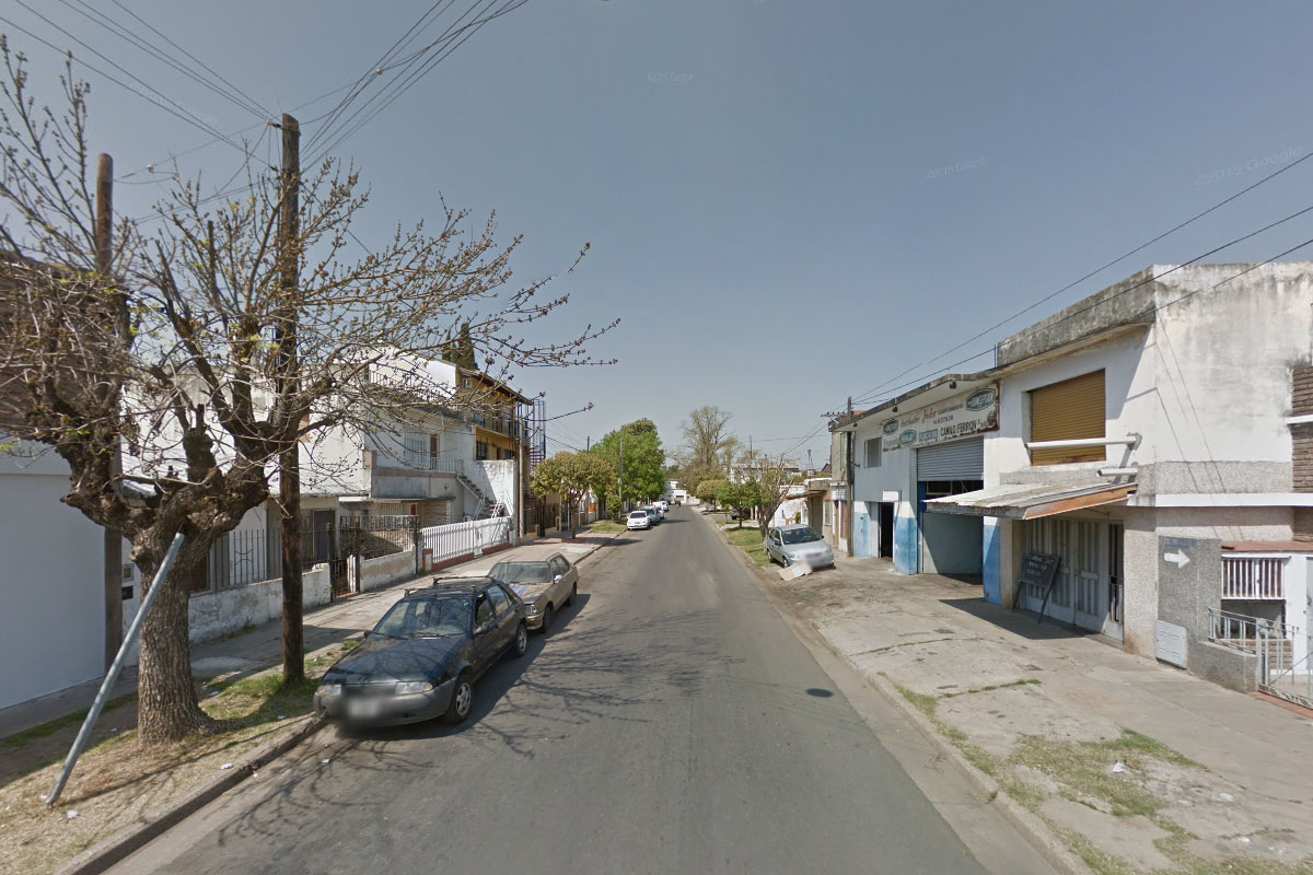 Delincuentes asaltaron a un hombre y huyeron en su auto