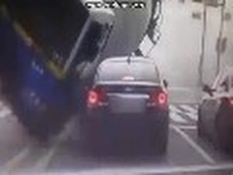 Terrible tragedia: un camión hormigonera aplasta un automóvil