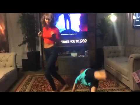 Taylor Swift baila junto a su mayor fanático