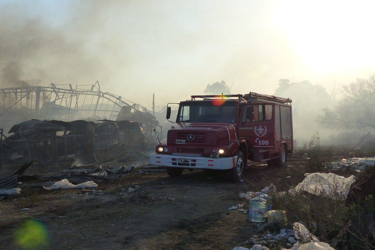 Se incendió un depósito de chatarras en zona norte