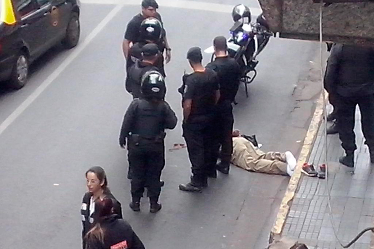 Vecinos atrapan y golpean a delincuente en pleno centro
