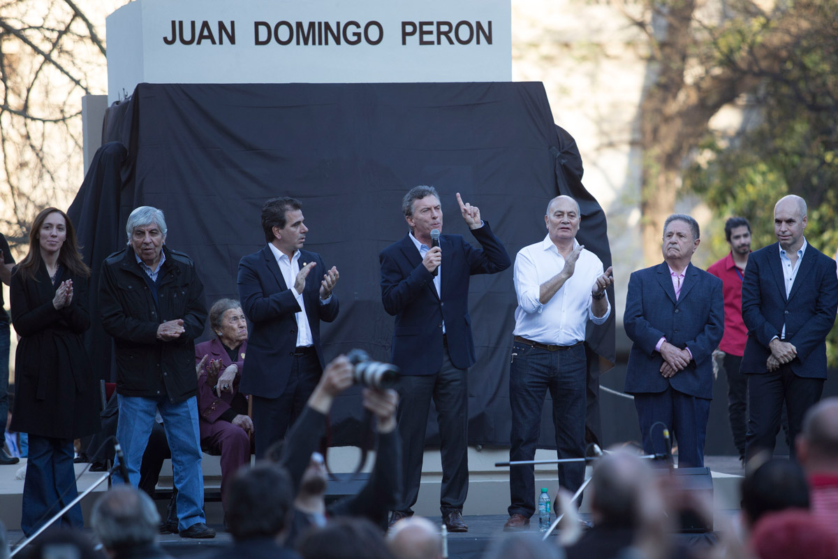Fuerte crítica del Gobierno al acto de Macri con peronistas